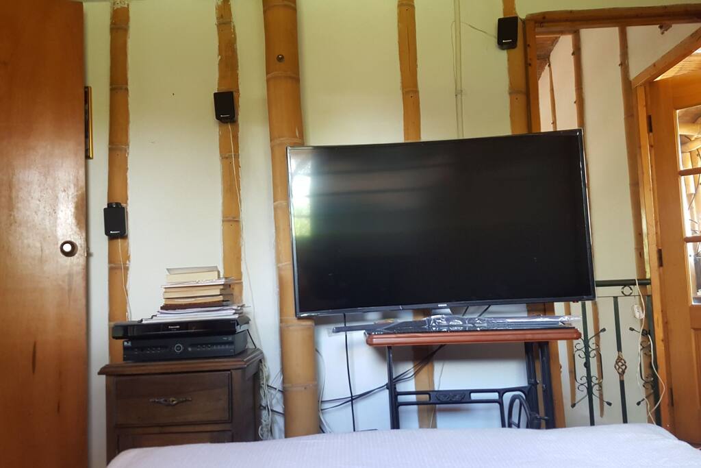 TV Samsung 49" Curve UHD con DirecTV. Adicional tendrás un HomeTheater.