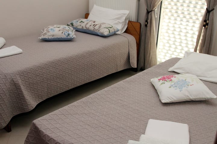 Chumba cha kulala na vitanda viwili vya mtu mmoja