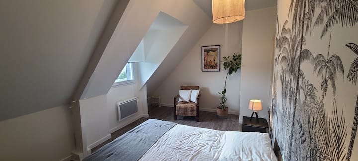 Krevet na podu u spavaćoj sobi s palmama 140