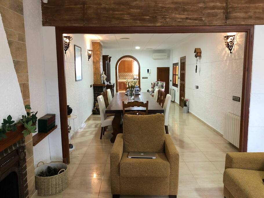 La mesa de comedor es de Pino para 18 comensales. El salón y el comedor cuentan con 2 chimeneas para disfrutar un invierno acogedor. Y con aire acondicionado. / The dining table is made of Pine for 18 people. The living room and dining room have 2 fireplaces to enjoy a cozy winter. And with air conditioning.