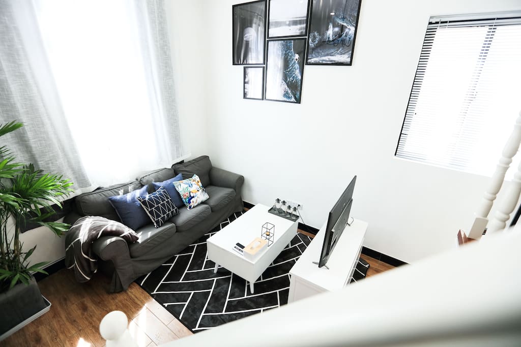 The sitting room overlooking the LOFT | 二樓俯视客廳