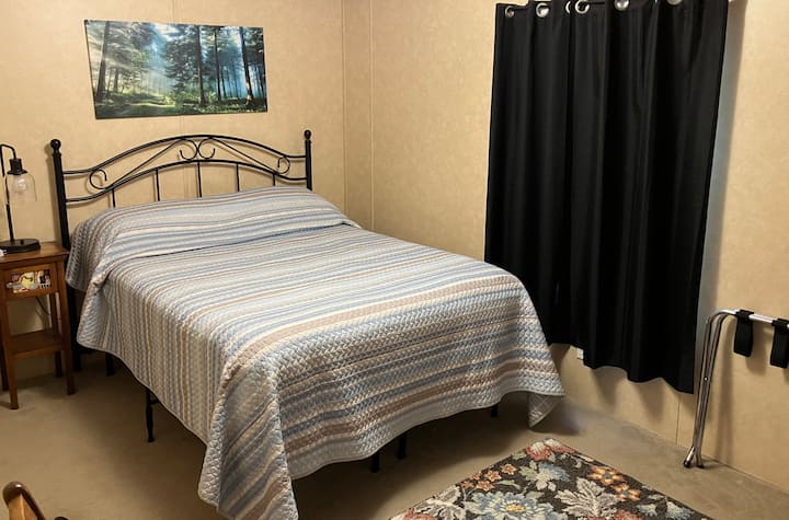 Segundo dormitorio completo con todas las sábanas proporcionadas. 