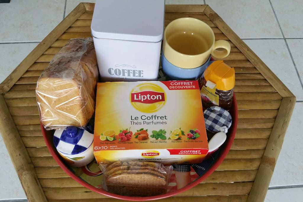 Petit déjeuner avec au minimum : jus d'orange ou de tomate, lait écrémé, confiture, café tassimo (petit déjeuner ou expresso), thé, miel, belvita, biscottes, sucre blanc, sucralose
