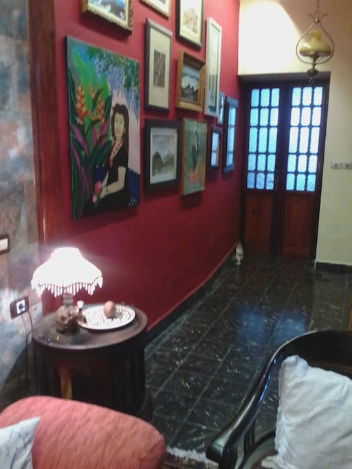 Es la entrada de la casa, con la pared-museo