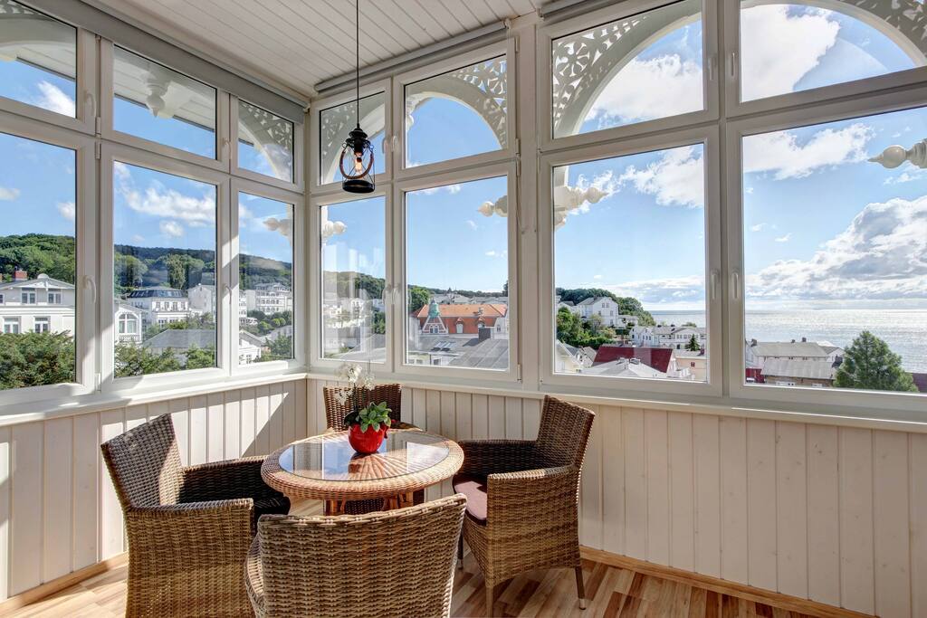 Westbalkon mit Blick auf die Ostsee, die Altstadt und den Beginn des Nationalparks