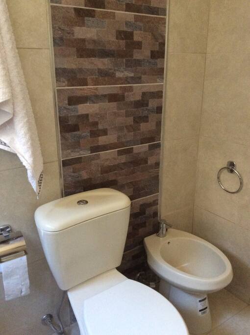 Baño en suite en dormitorio principal. Nuevo.