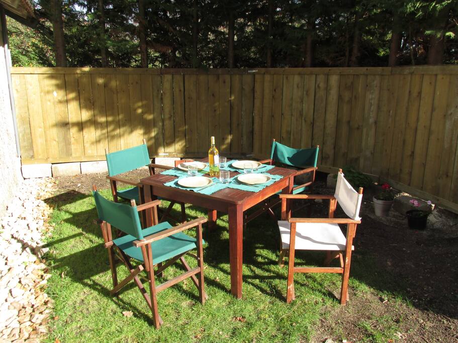 little cosy courtyard to enjoy a meal or a drink outside