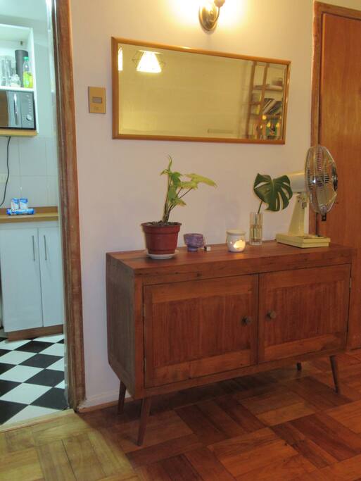 mueble contiene 2 juegos de loza para 4 personas c/u, 18 copas de vino y 16 vasos