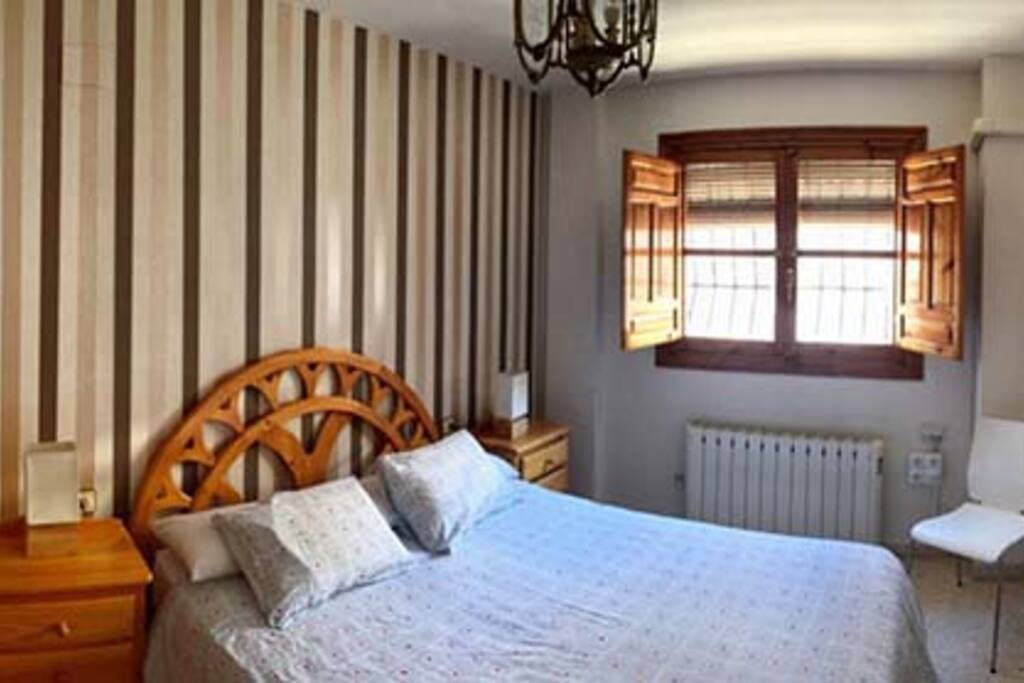 Contraventanas para oscurecer totalmente el dormitorio.