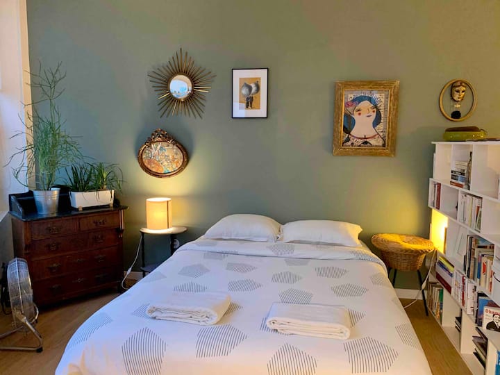 עם אזור שינה עם מיטה זוגית 