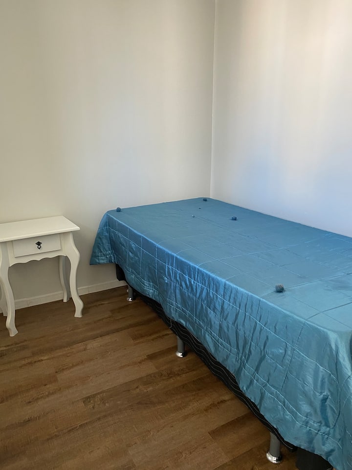 带脚轮床的卧室