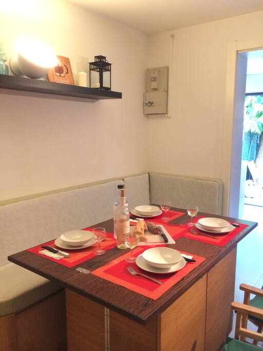 Zona pranzo interna con tavolo contenitore