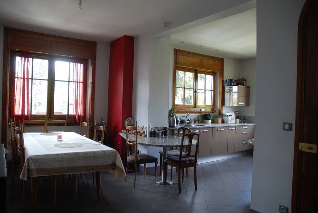De notre entrée, salle à manger, cuisine