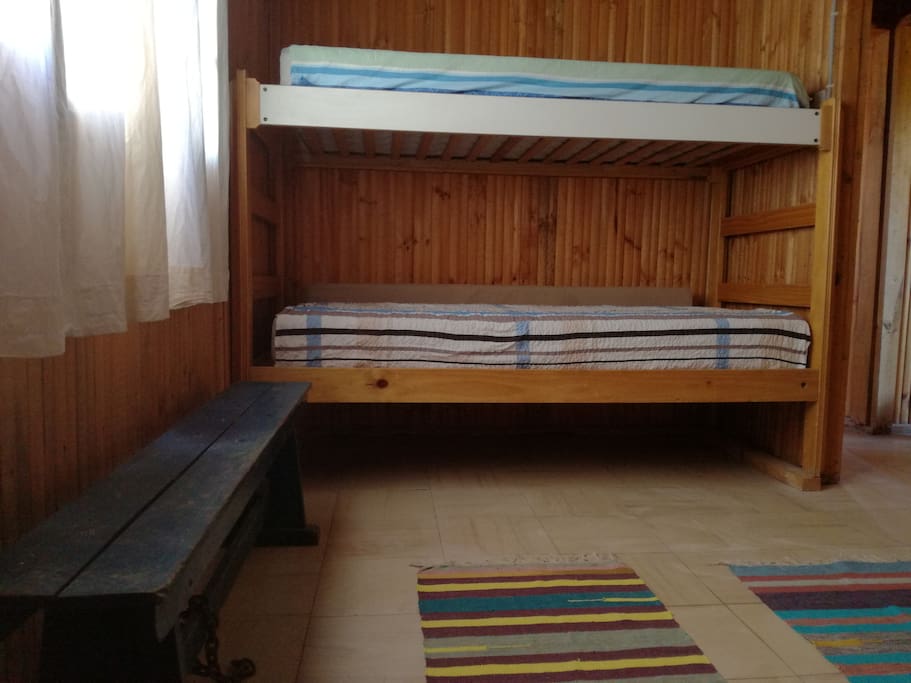 Habitación de 3 camas (una cama simple y 1 camarote)