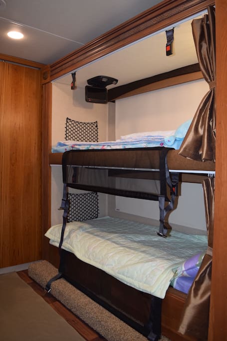 2 Beds can be used for 2 childs or 1 adult and 1 child