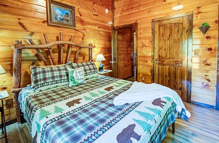 מיטת קווין סייז נמצאת בקומה השלישית.