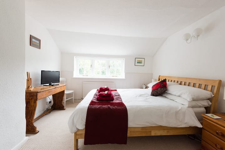 غرفة نوم مزدوجة مع حمام داخلي 
(حوض الغسيل والمرحاض).