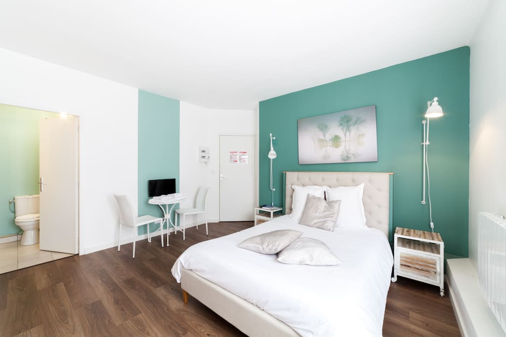 Salon avec espace travail et lit double