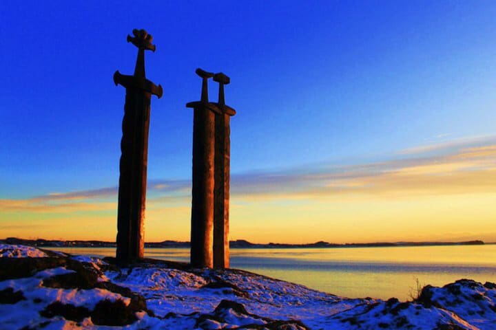 Три меча. Sverd i fjell в Норвегии. Ставангер Норвегия мечи. Ставангер мечи в Камне. Меч в Камне Норвегия.