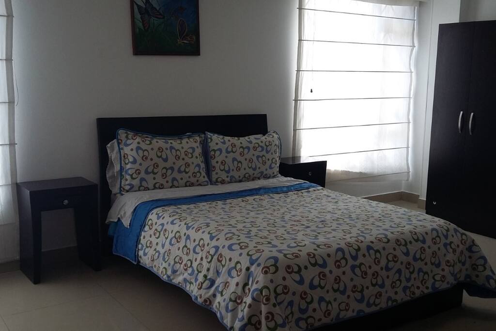 El área de dormitorio cuenta con un closet para el almacenamiento de las pertenencias de nuestros huespedes