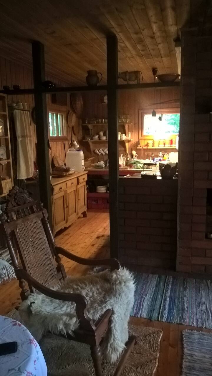 Кухня. Има електрическа готварска печка, хладилник и добър подбор на кухненски принадлежности.