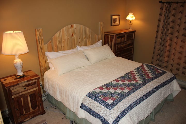 Cama tamaño king en la cama principal