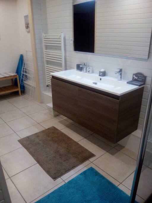 salle de douche des chambres bleue et rose