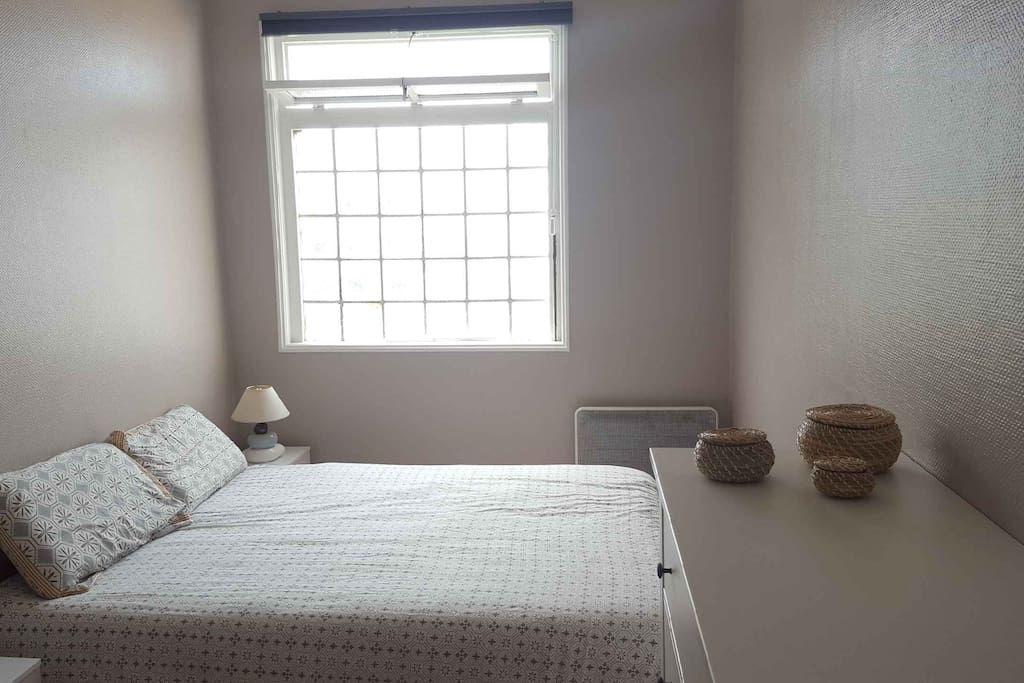 Chambre avec lit de 140*200 et nombreux rangements