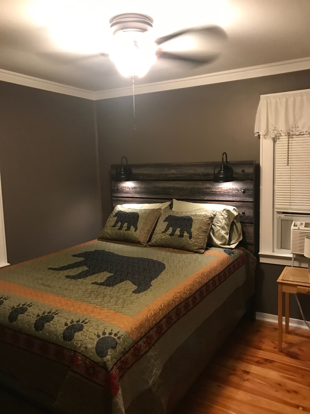 Glavna spavaća soba ima jedinicu s klima-uređajem, veliki bračni krevet i pametni TV od 32inča.