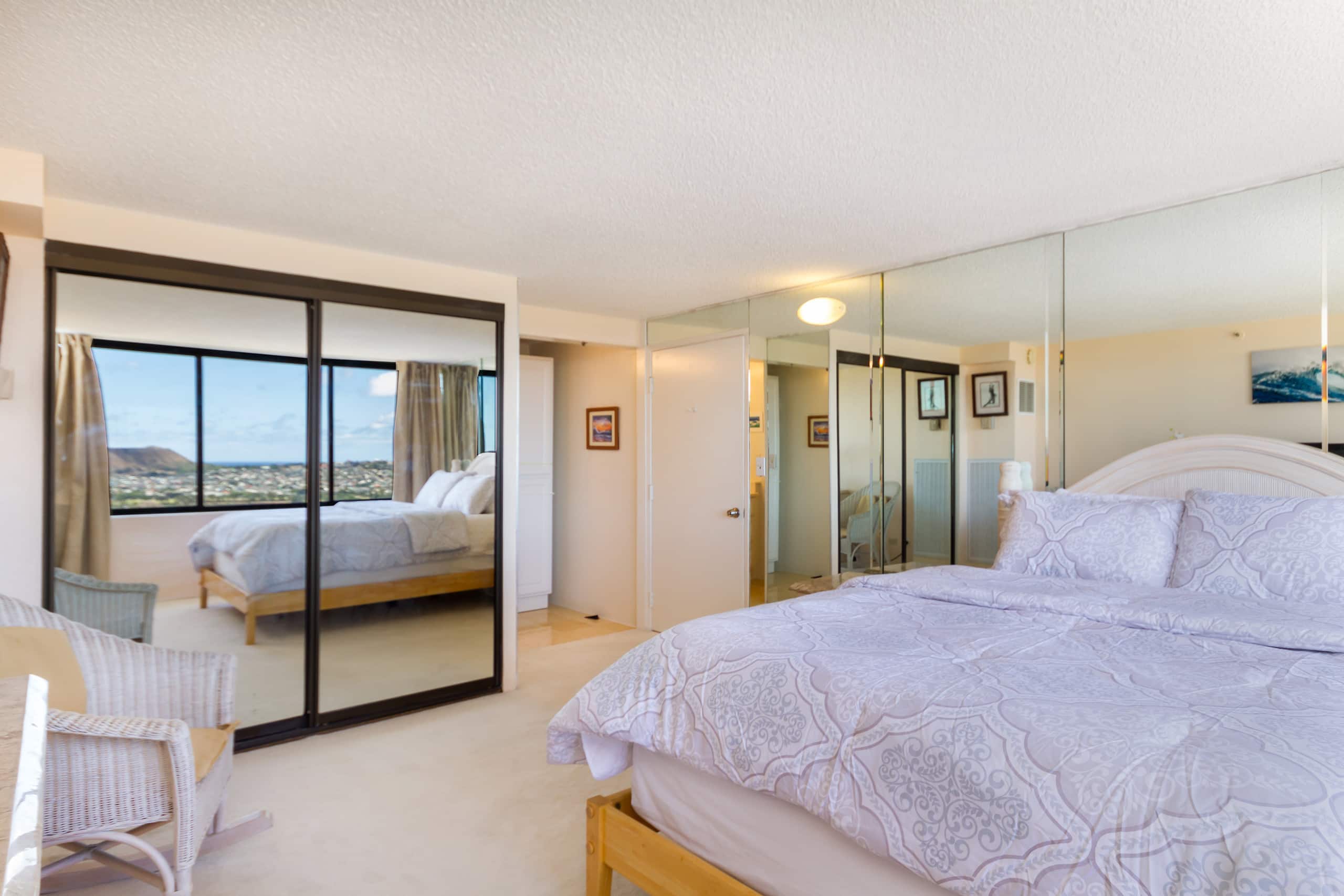 Condo in Honolulu · ★4.55 · 2 bedrooms · 4 beds · 2 private baths - Image 3