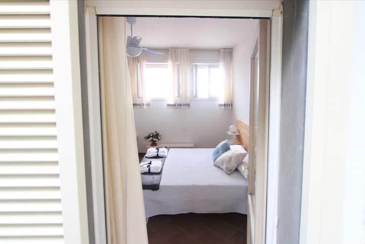 ห้อง 2 - เตียงขนาดคิงไซส์ - ไม่มีวิวทะเลมุ้งลวดหน้าต่างทุกบาน