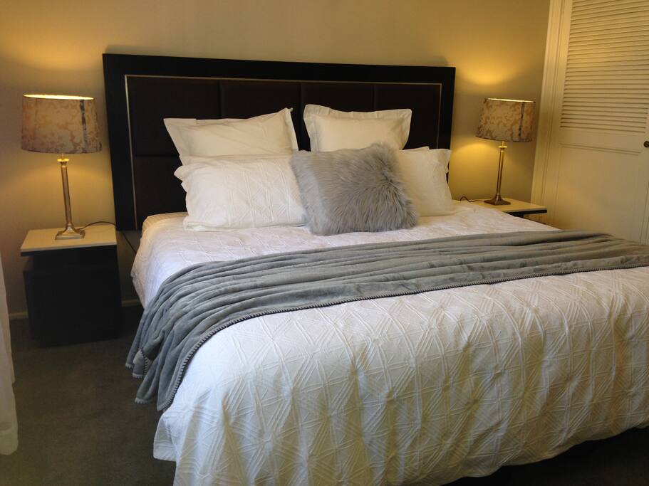 Peter Rabbits Room -King bed, wardrobe and ceiling fan