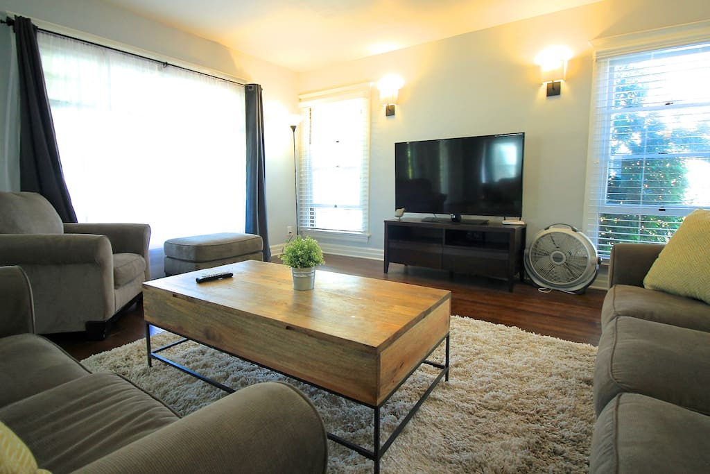 View of the living room toward the 55" Samsung Smart TV - plenty of seating!