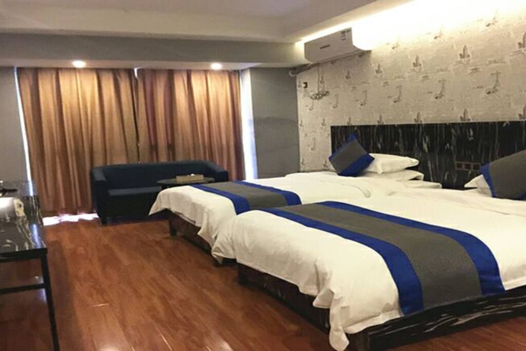 房间一角(有两张大床)