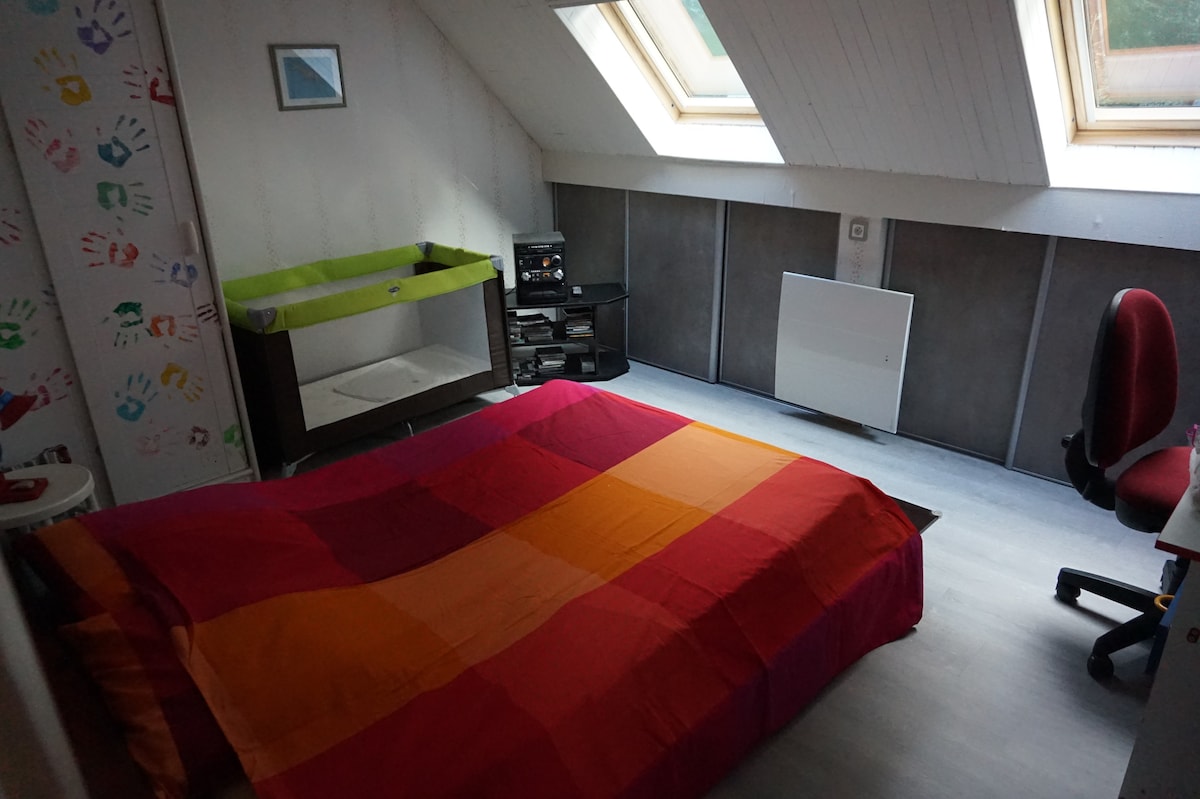 חדר שינה עם עריסה