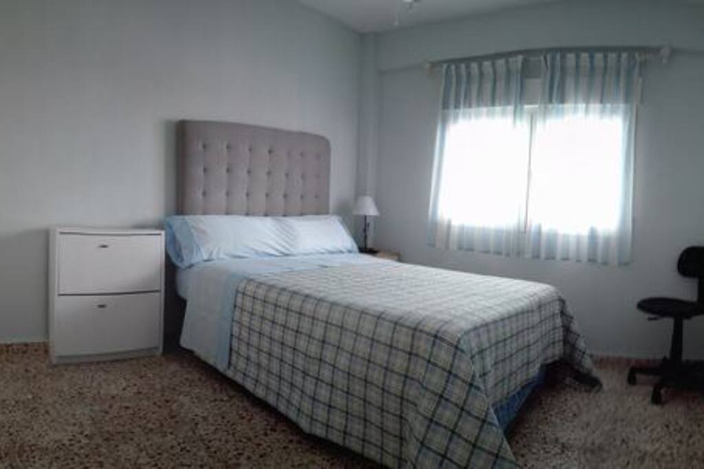 AMPLIA Y LUMINOSA HABITACION. CON TV, CAMA MATRIMONIAL 1,35 Y NIDO 1,05.