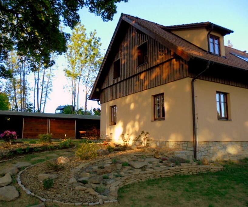 Předzahrádka a venkovní sezení - garden and siting area
