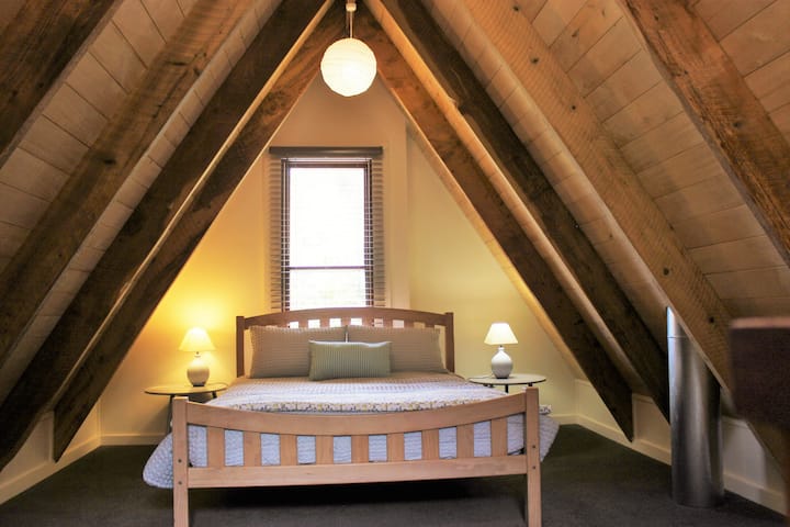 dormitorio en la planta superior, cama tamaño queen
River Retreat , Golden Bay