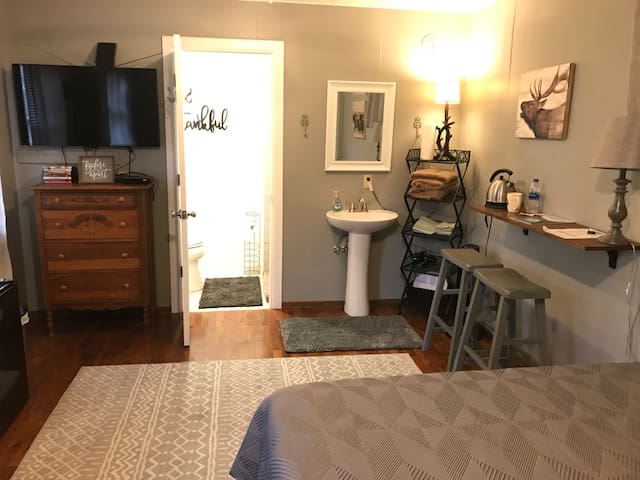 Cute/clean guest house with shared screened porch.