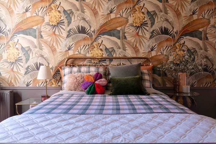 黄色い寝室。壁紙をチェックアウト！