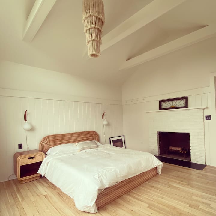 2号卧室配备一张标准双人床，可欣赏美丽的湖景（楼下）