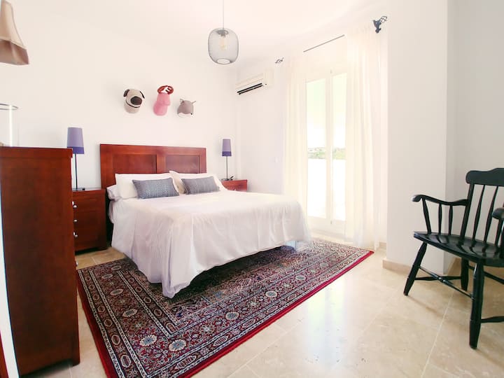 Dormitorio en planta superior con cama de 135 cm. Acceso a una terraza grande. Armario grande y aire acondicionado (frío y calor).