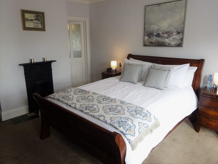 Брачен кревет со брачен кревет со сопствена бања