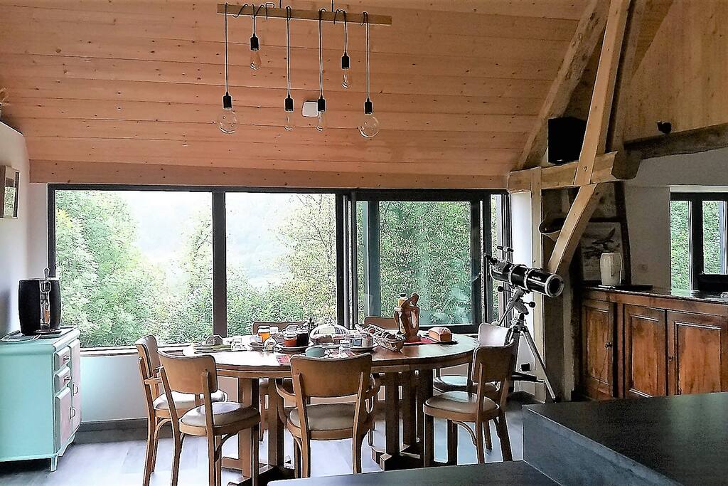 Le petit déjeuner devant une vue panoramique