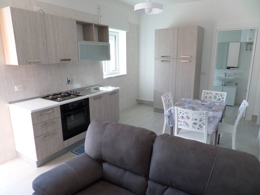 Ingresso con zona relax e cucina