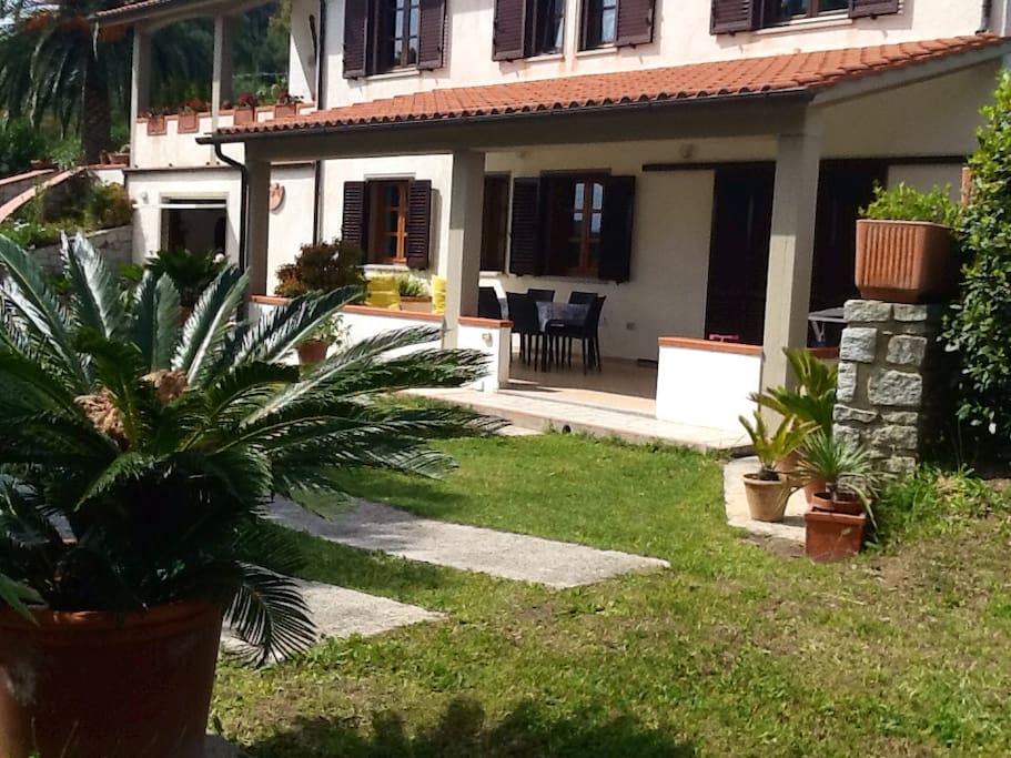 Vista giardino e porticato