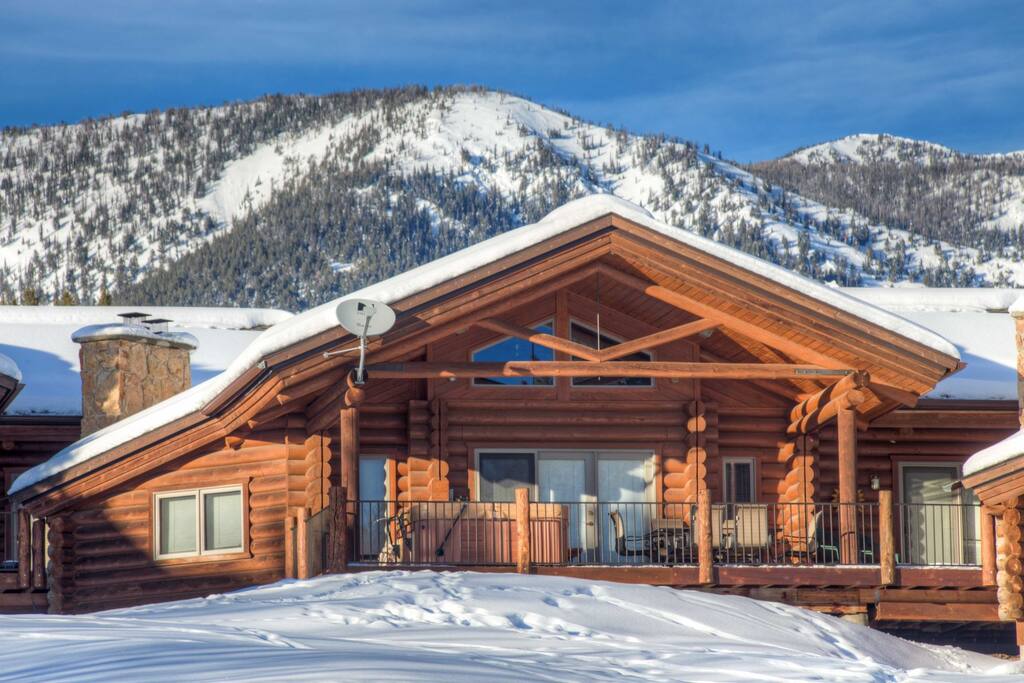 A cozy and beautifully appointed log cabin home with stunning views