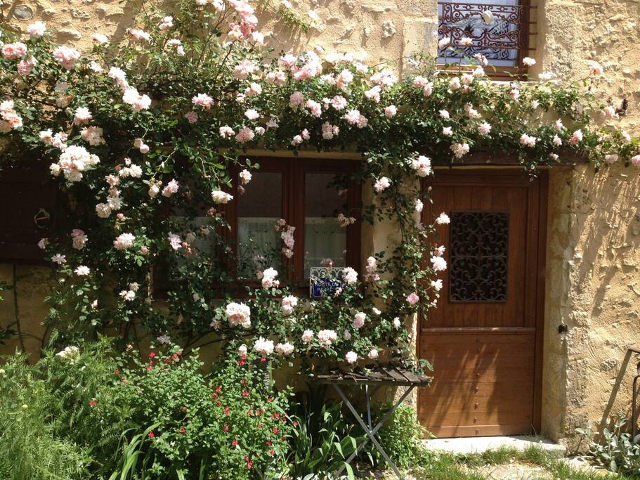 Porte d'entrée en rez de jardin donnant sur la salle à manger et la cuisine