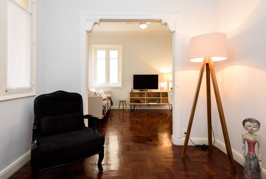 O leão guarda o apartamento pela porta da frente. Logo na entrada, minha Shankar dá as boas vindas ao visitante.