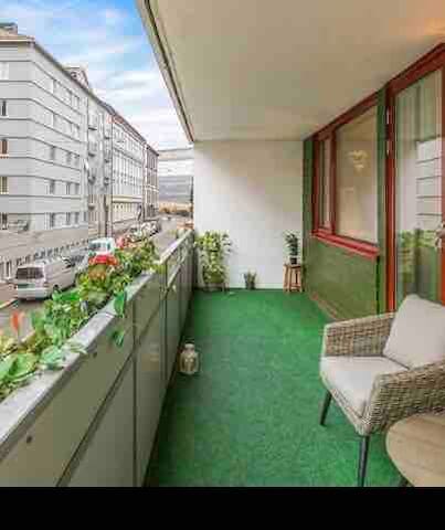 **PRIVATE**CENTRAL**KING BED